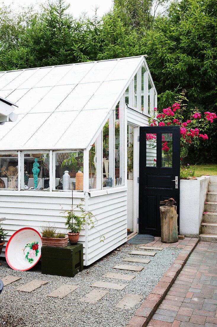 Greenhouse with weatherboard lower façade