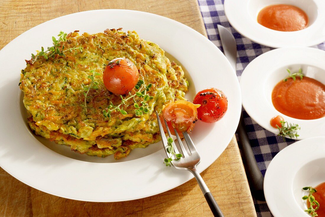 Feta-Bratlinge mit Kirschtomaten und Tomatensuppe