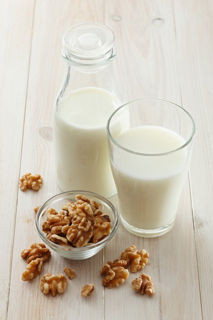 Walnut milk and walnuts