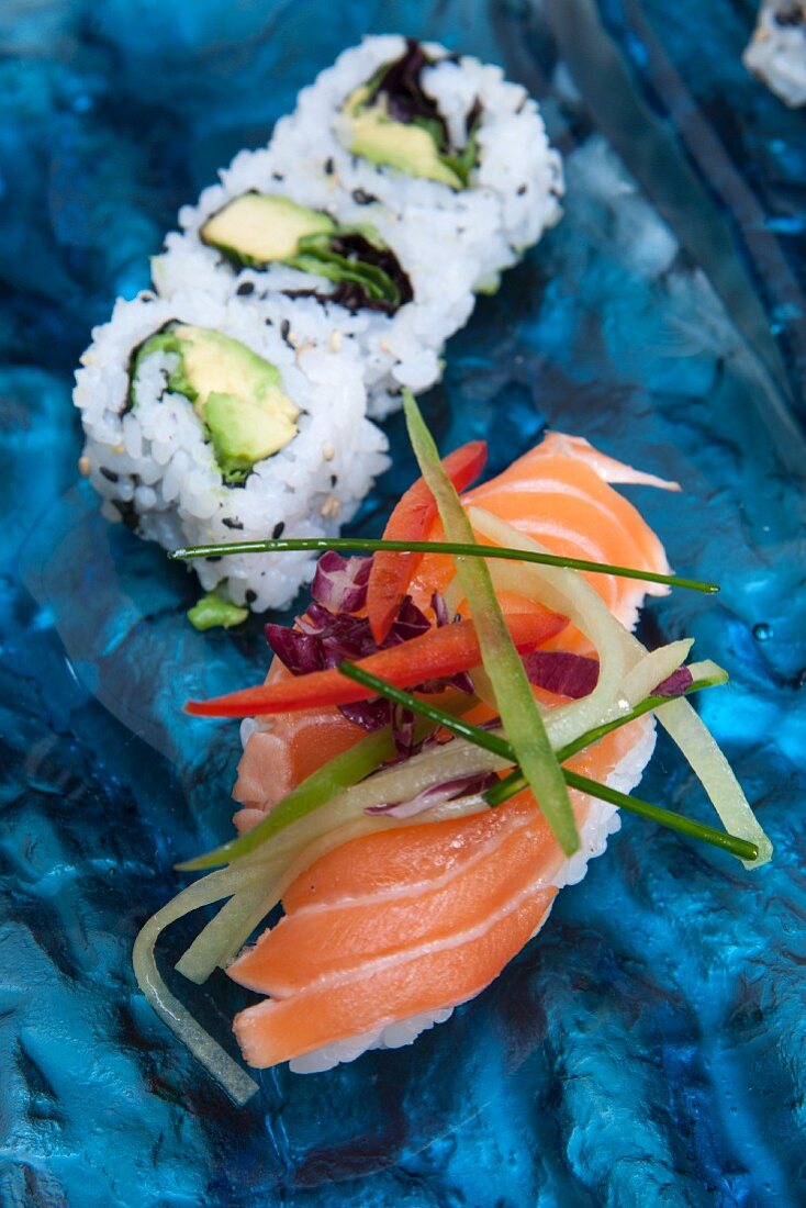 Nigiri-Sushi mit Lachs und Maki mit Avocado