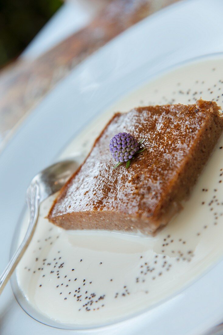 Pain perdu with almonds in vanilla sauce