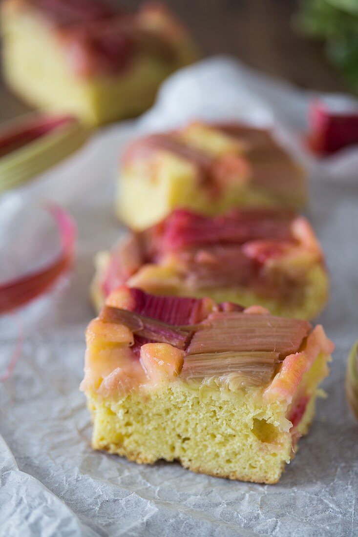 Einige Stücke Rhabarberkuchen