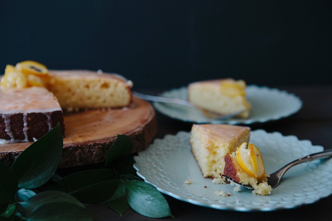 Zitronenkuchen mit Glasur, angeschnitten