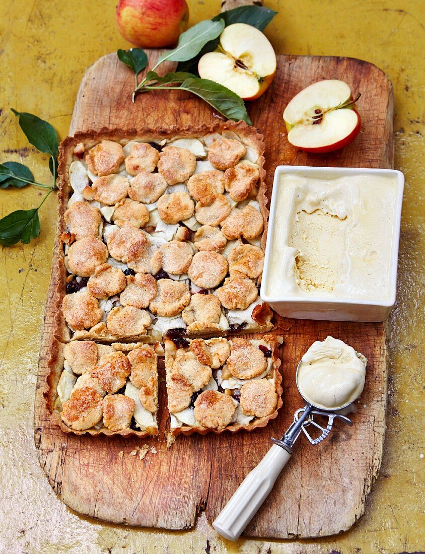 Apple pie with vanilla ice cream