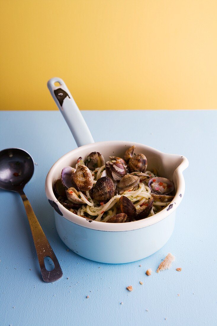 Scharfe Spaghetti Vongole mit eingemachten Zitronen im Stieltopf