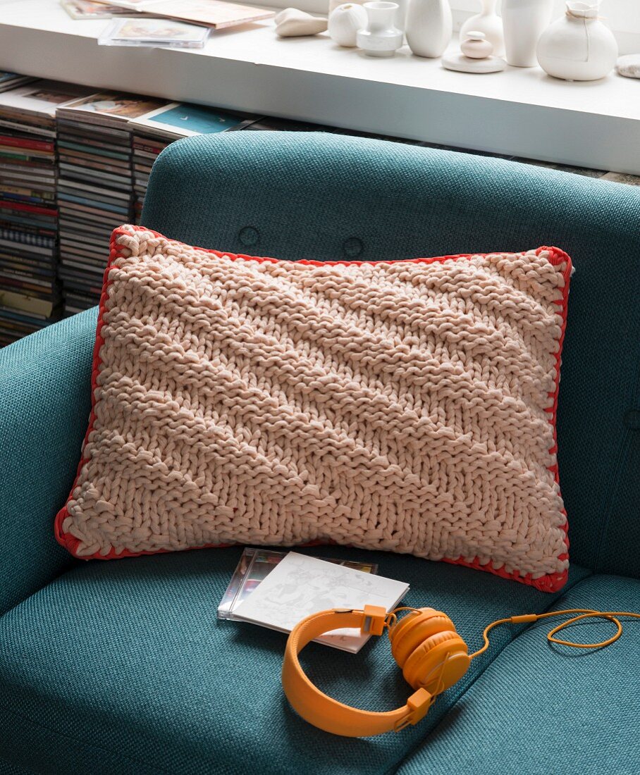 A knooked cushion with a crocheted edge – knitting with a hook