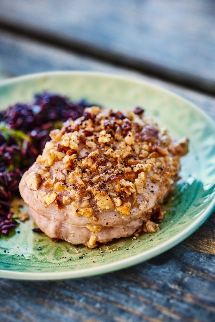 Schweinemedaillon mit Nusskruste & schwarzem Reis