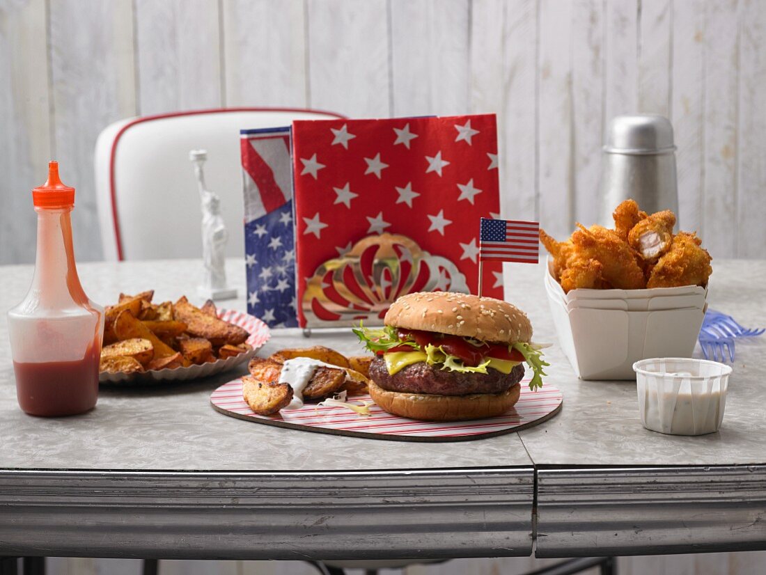 A hamburger, chicken tenders and country potatoes (USA)