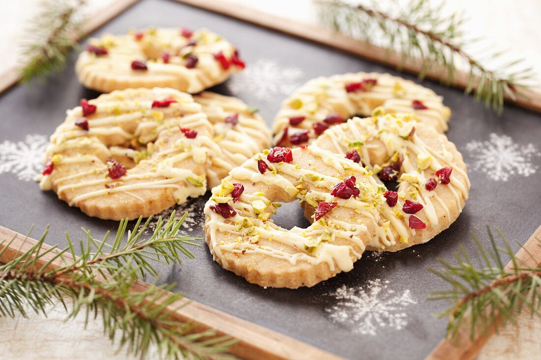 weiße Schokoladenkekse mit Pistazien und Cranberries (weihnachtlich)