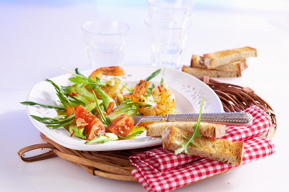 Puntarelle-Salat mit Garnelen und Tomaten