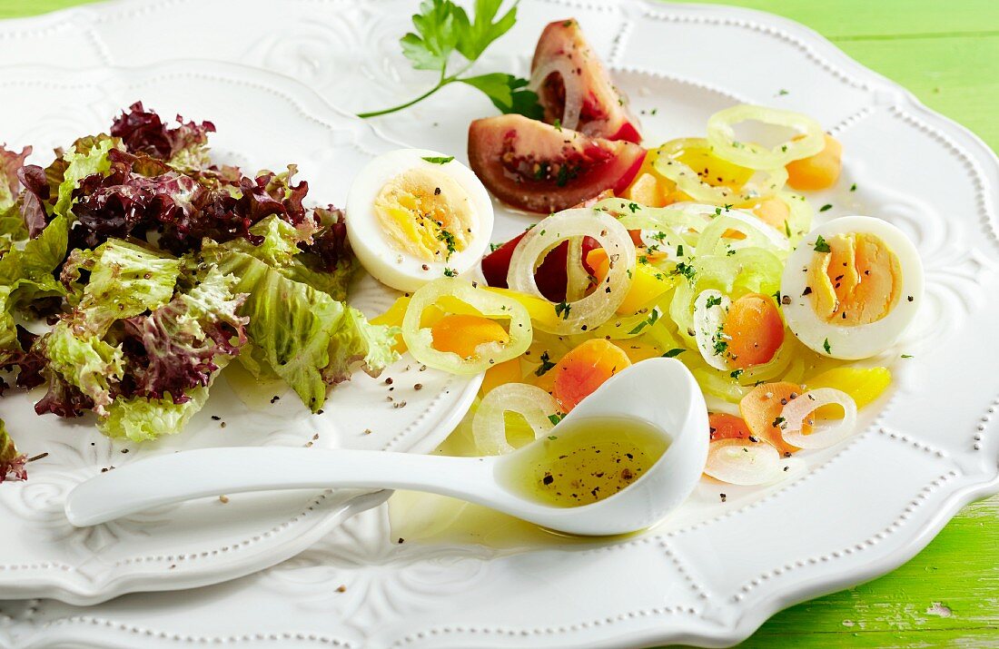 Portugiesischer Salat mit Paprikaschoten, Tomaten, Eiern und Zwiebeln