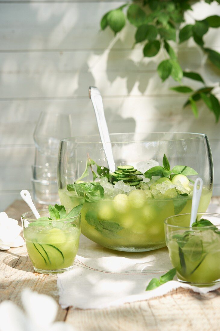 Melonenbowle mit Gurken auf Tisch im Freien