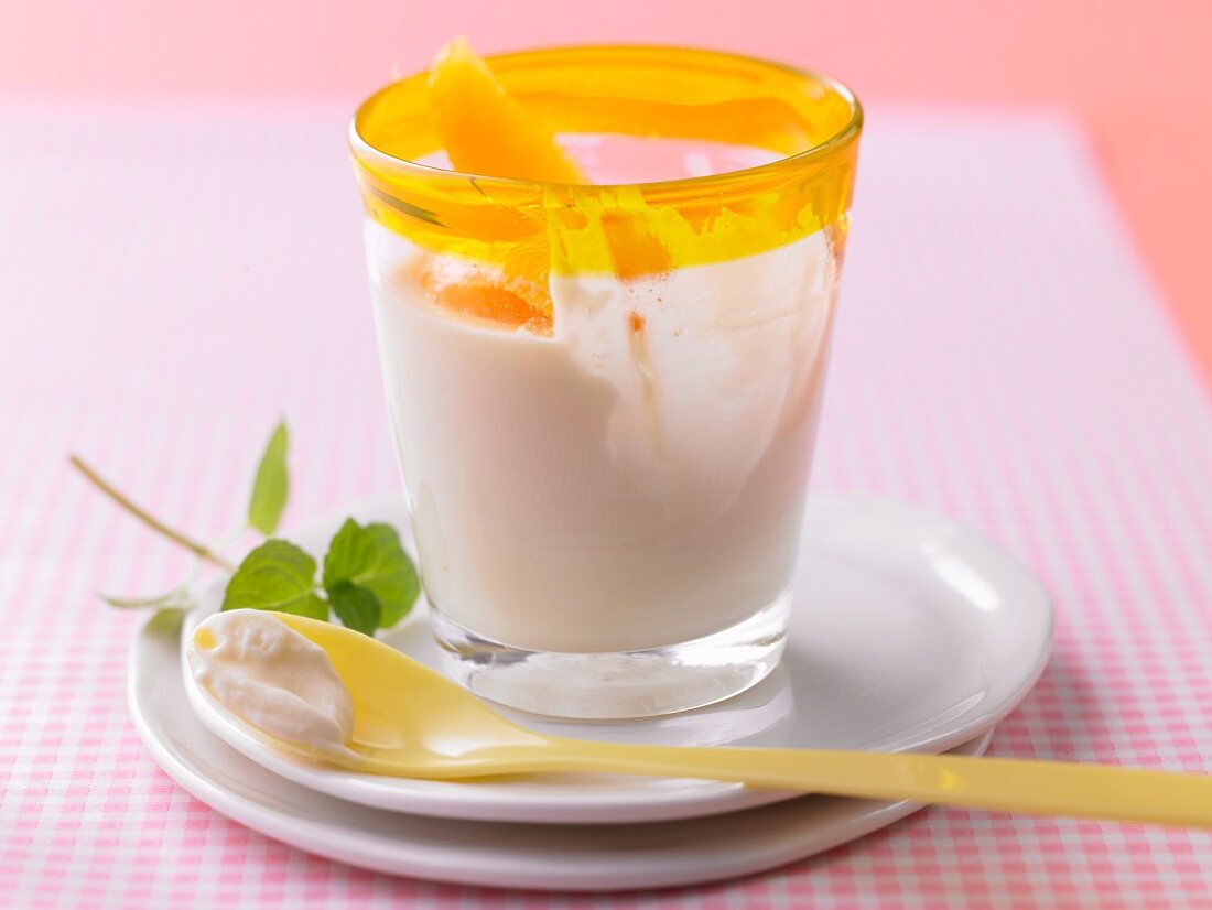 Panna Cotta mit Orangenfilets, teilweise aufgegessen