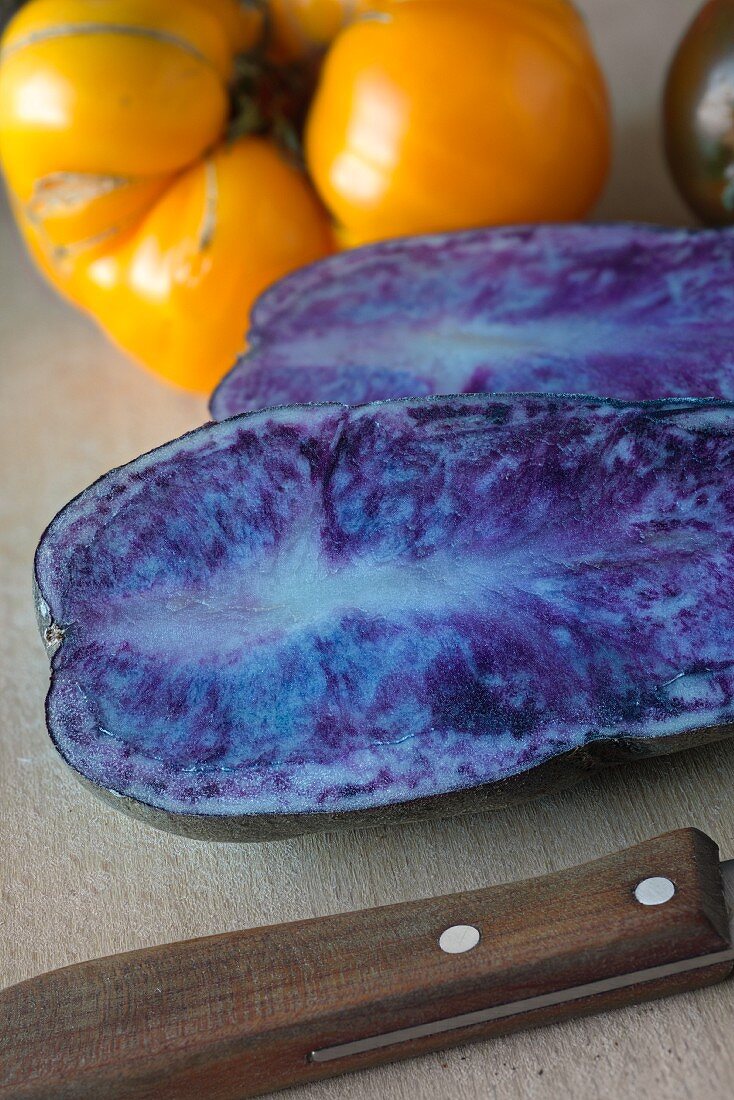Blaue Kartoffeln vor Ananastomate (Close Up)