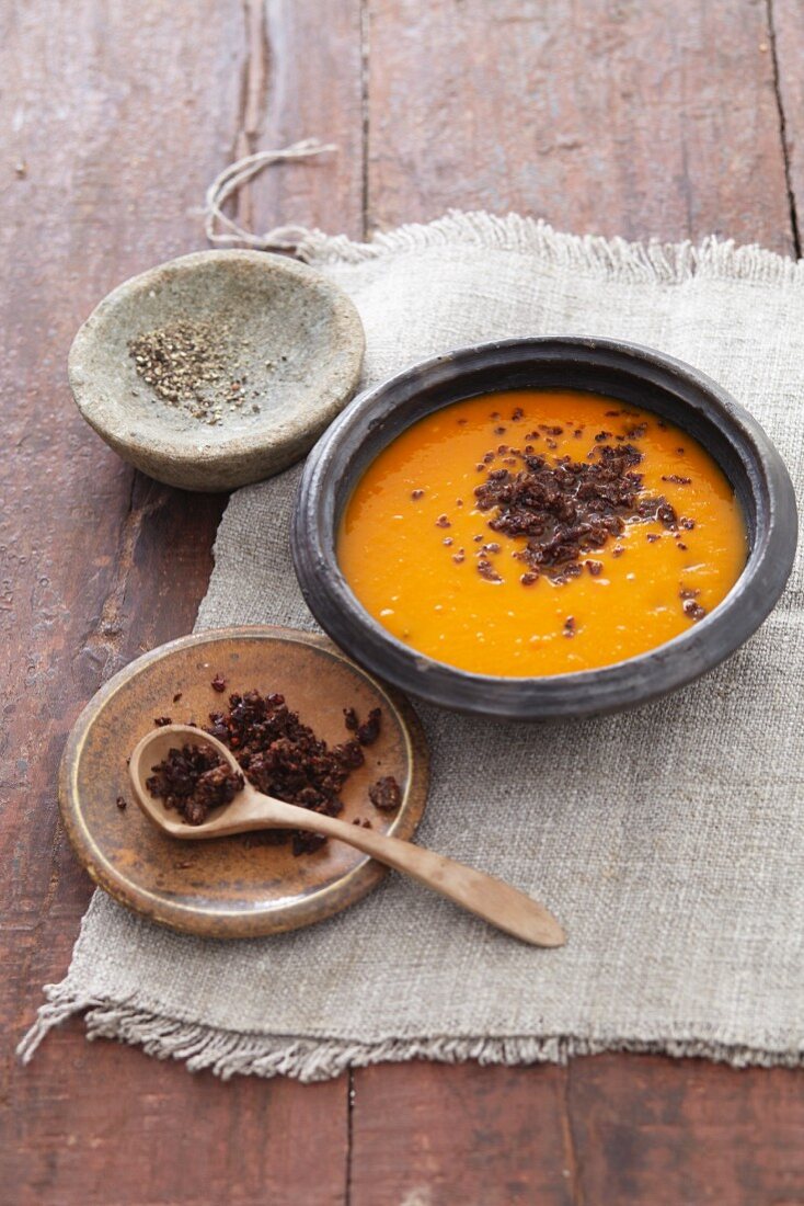 Vegan Hokkaido pumpkin soup with cranberry crumbs and ginger