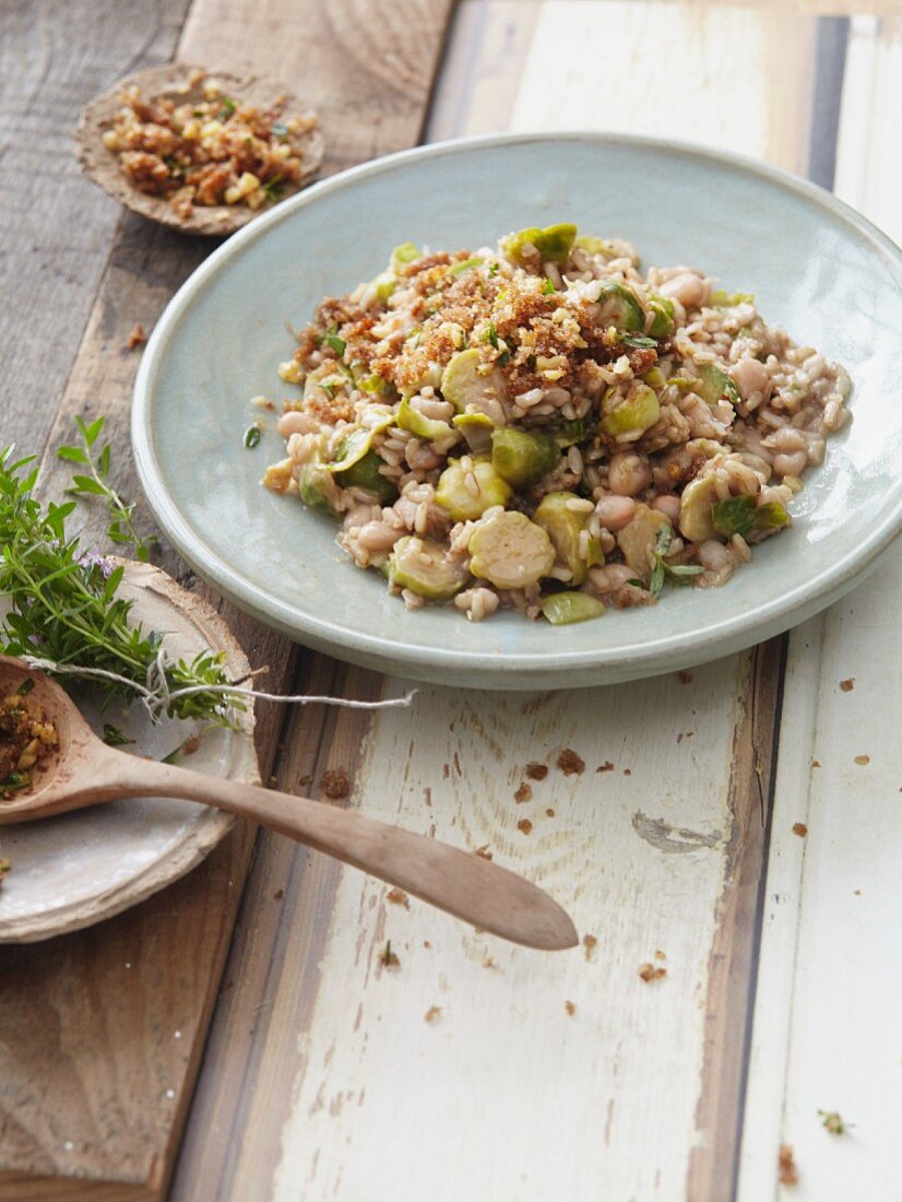 Vegetarisches Vollkorn-Risotto mit Rosenkohl & weißen Bohnen