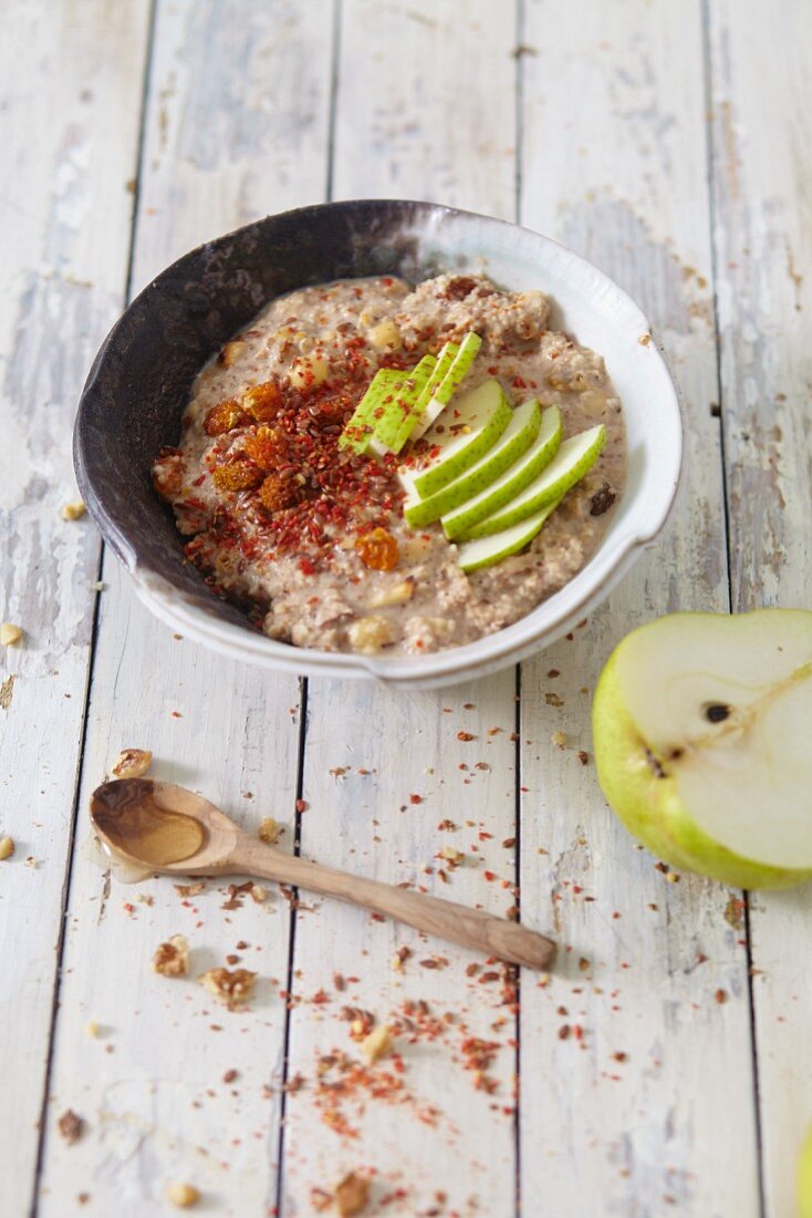 Veganes Nussflockenmüsli mit Birne & Gojibeeren