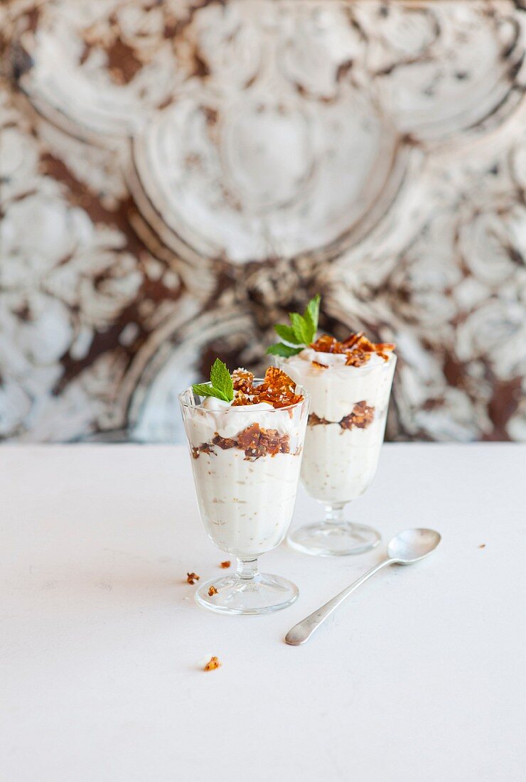 Yoghurt dessert with coconut brittle