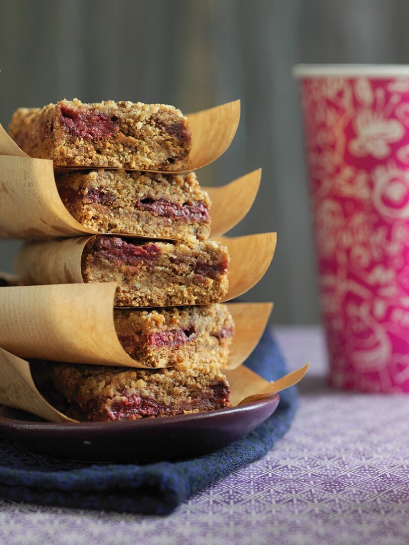 Himbeerkuchen mit Haferflocken und Himbeermarmelade