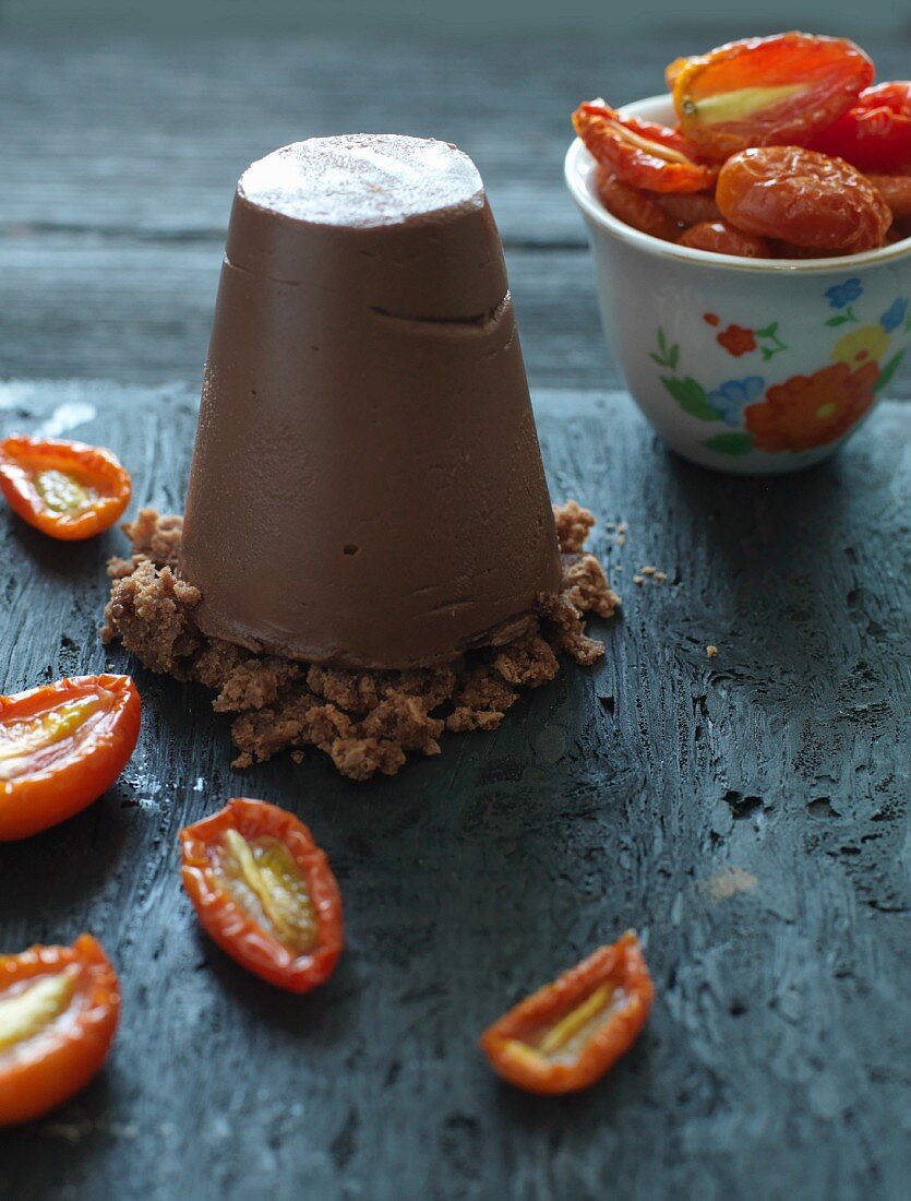 Schokoladenmousse mit Brownieboden und getrockneten Tomaten