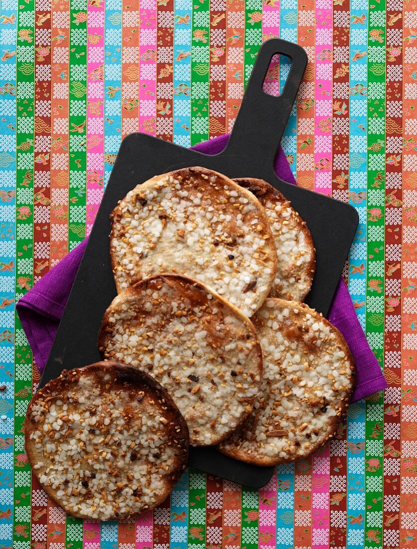 Flatbread with sesame seeds and aniseed