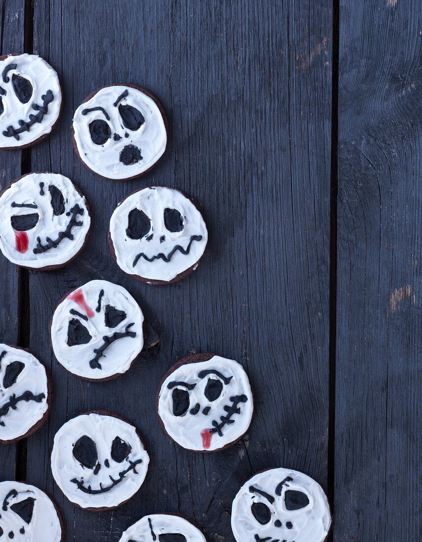 Geister-Kekse mit Schokolade für Halloween