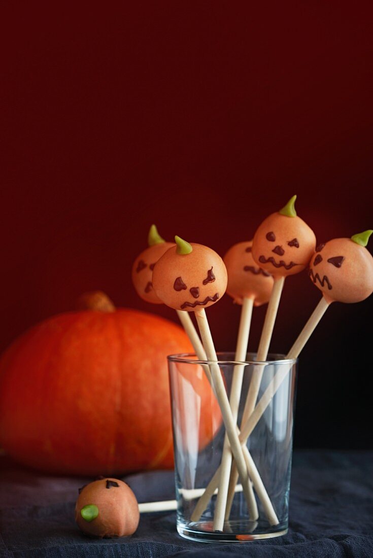 Kürbis-Cake-Pops zu Halloween