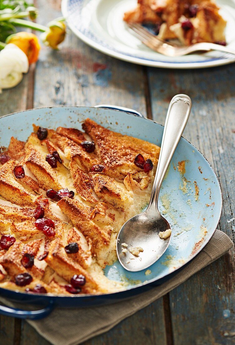 Brotpudding mit Apfel und Rosinen