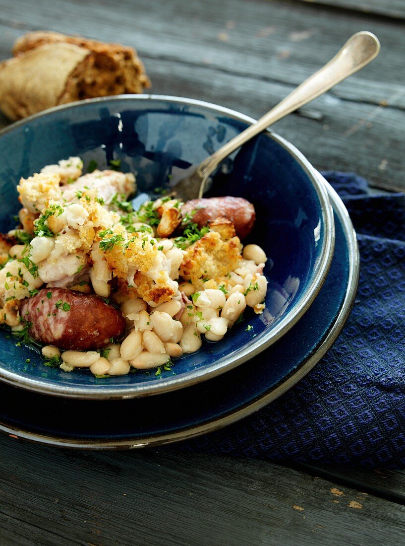 Cassoulet mit Wurst und Petersilie