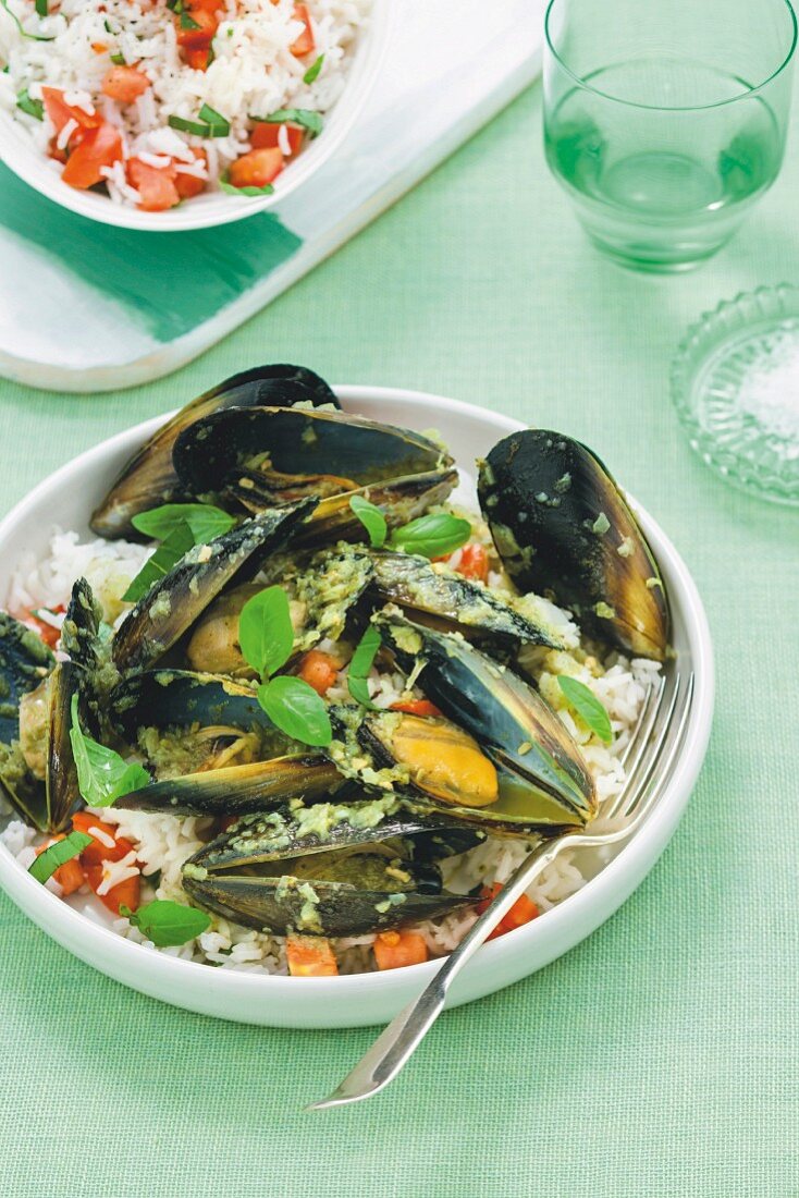 Mussels with basil pesto on rice