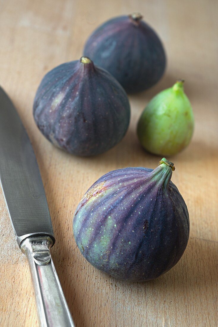 Fresh figs with knife