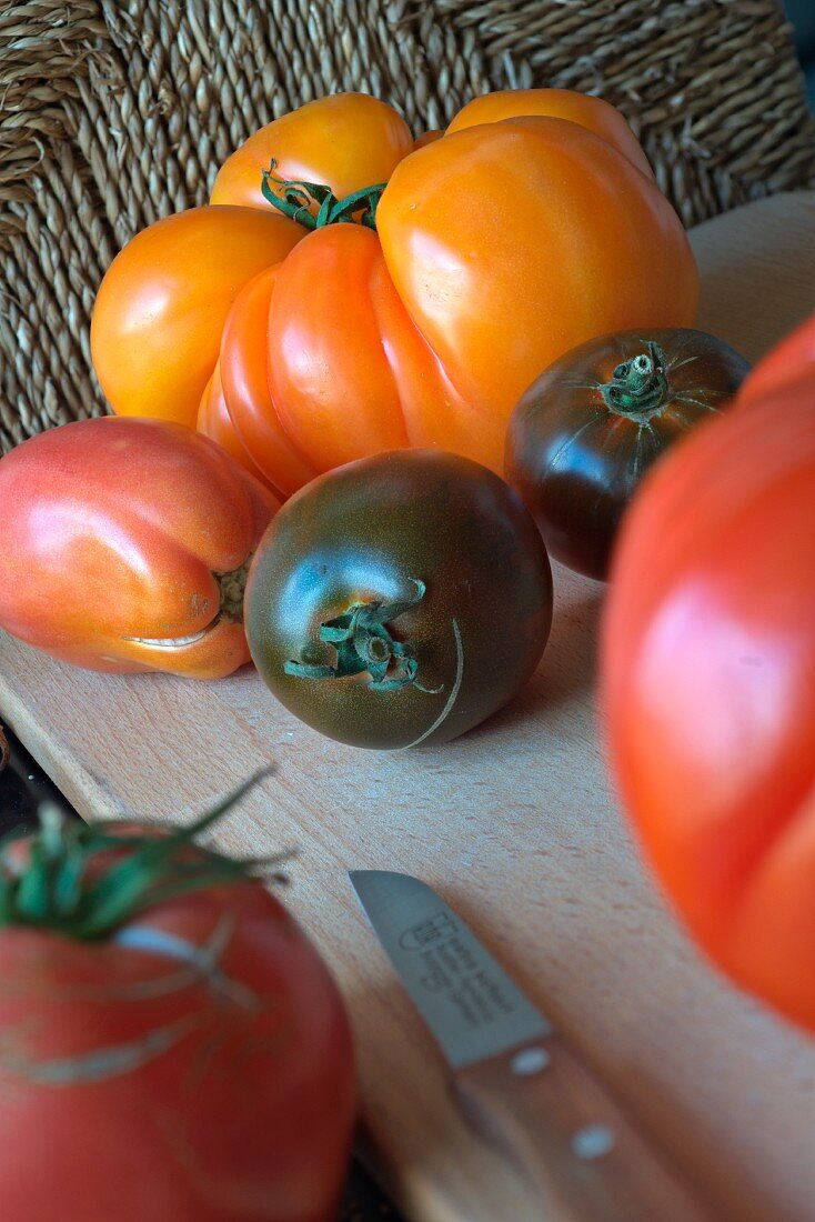 Verschiedene Heirloom Tomaten auf Schneidebrett