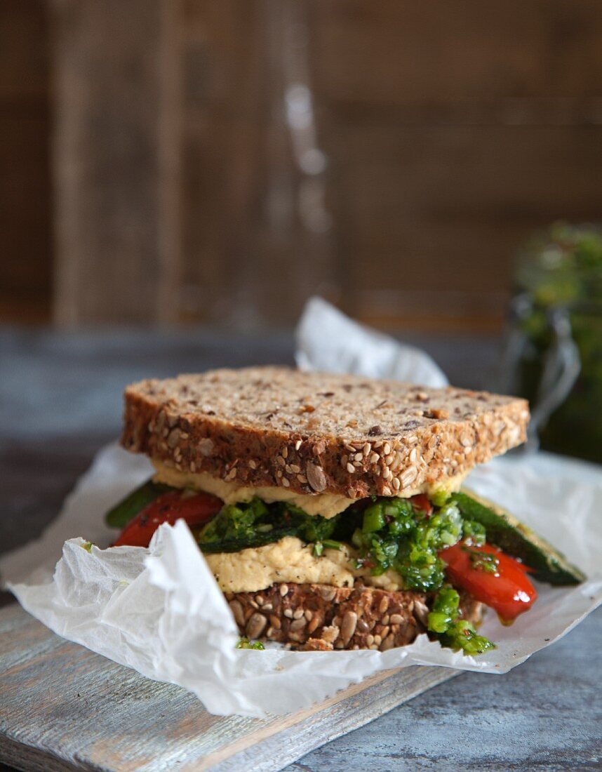 Veganes Sandwich mit Hummus und Chimichurri