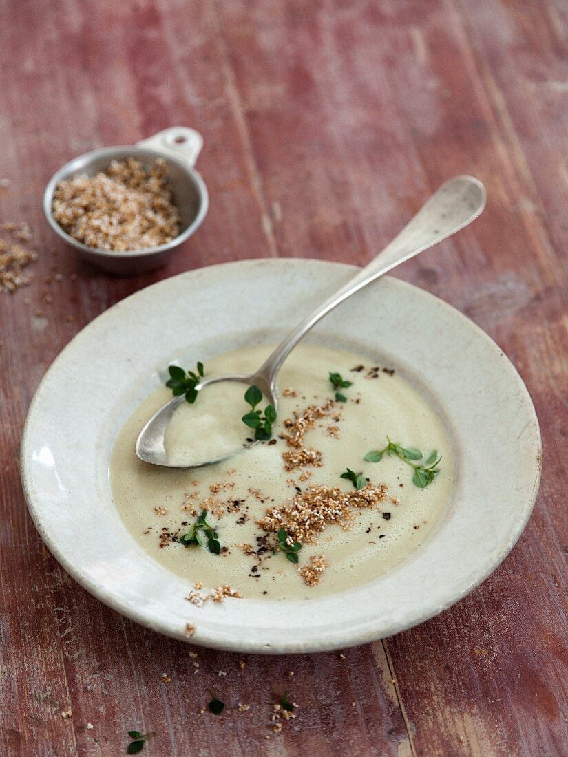 Vegane Bohnencremesuppe mit knusprigen Amarant-Pops