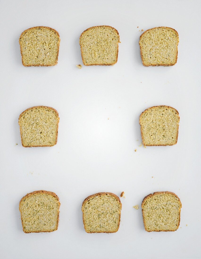 Acht Scheiben Brot zum Belegen