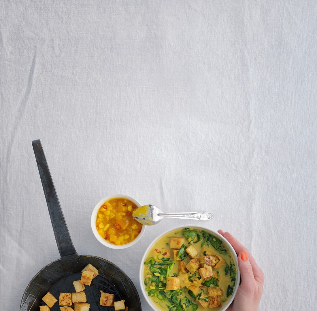 Indischer Palak-Tofu mit Mango-Chutney