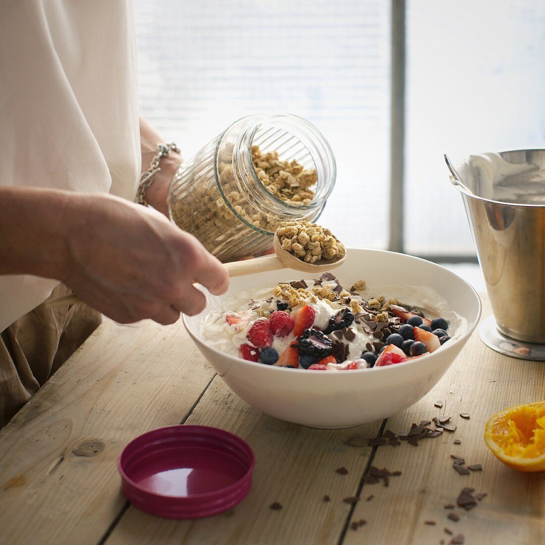 Beeren-Quark mit Knusperflocken zubereiten