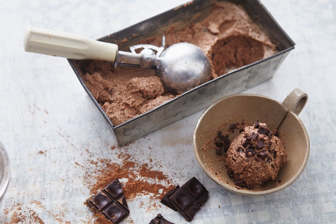 Veganes Schokoladen-Nuss-Eis mit Mequite
