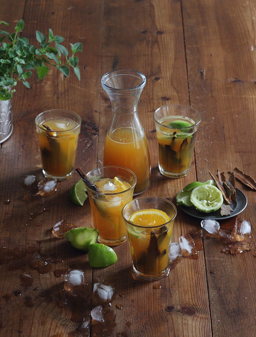 Canelazo (Kalter Orangenpunsch mit Rum und Eis, Kolumbien)