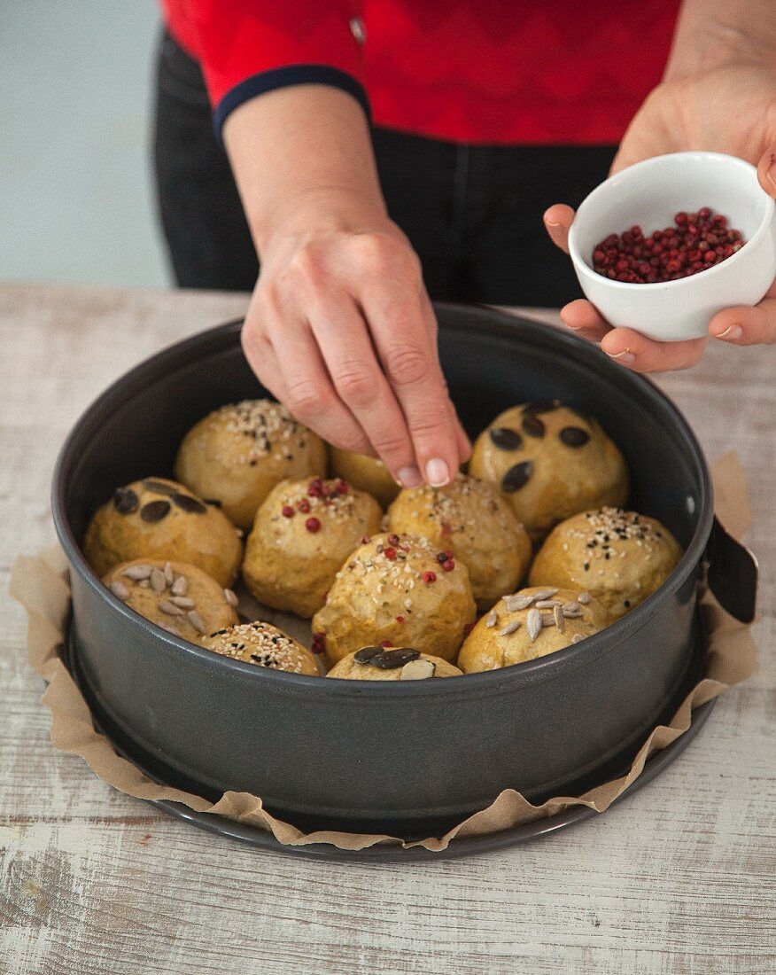 Vollkorn-Brötchenkranz mit kernigem Topping