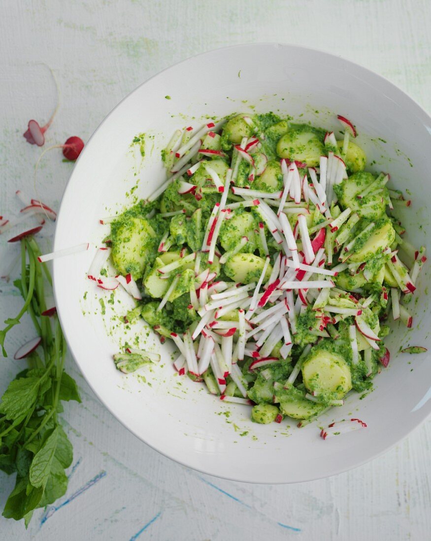 Bunter Kartoffelsalat mit Radieschen und Radieschenblättern