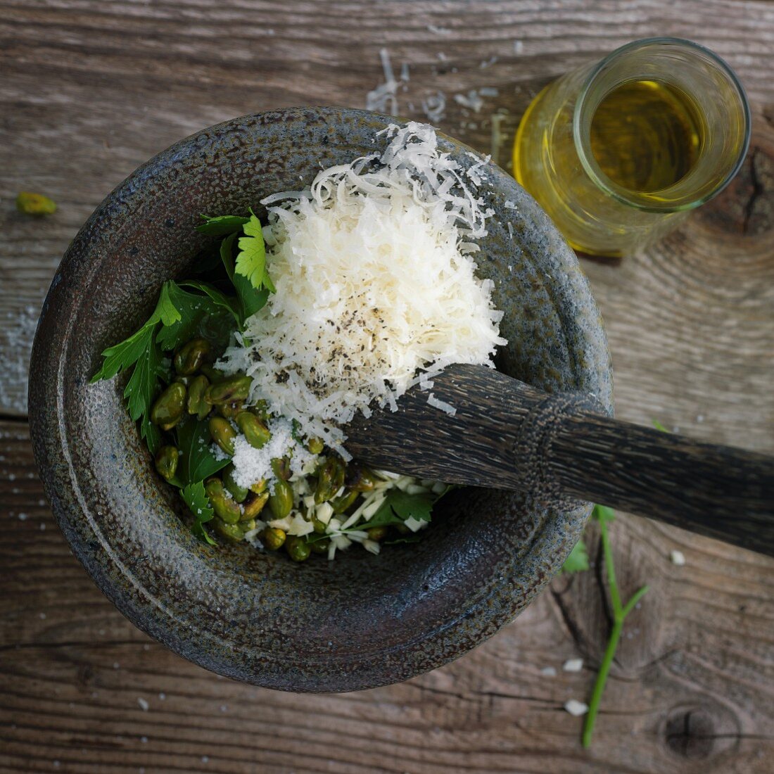 Zutaten für Pistazien-Pesto im Mörser