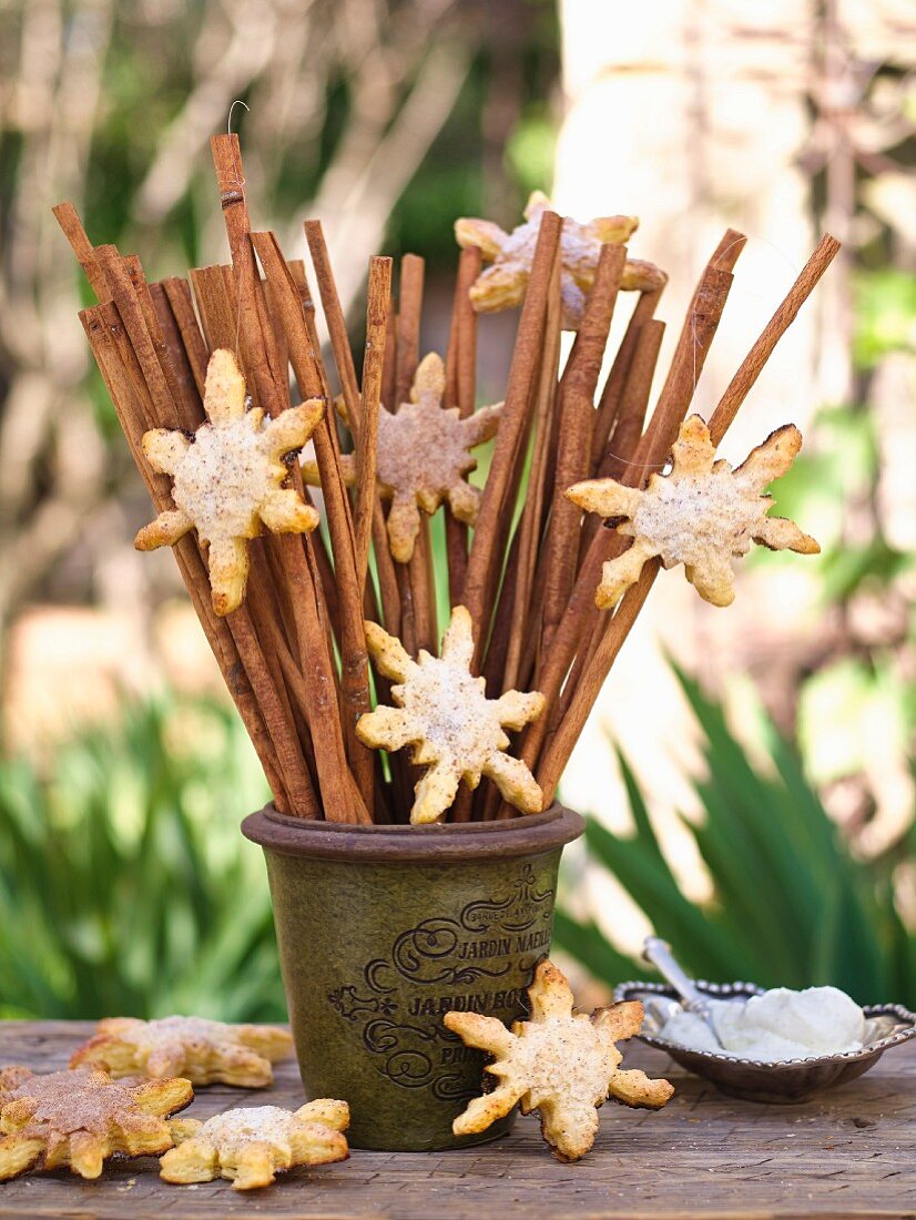 Holzstrauss mit Gewürzzucker-Schneeflocken