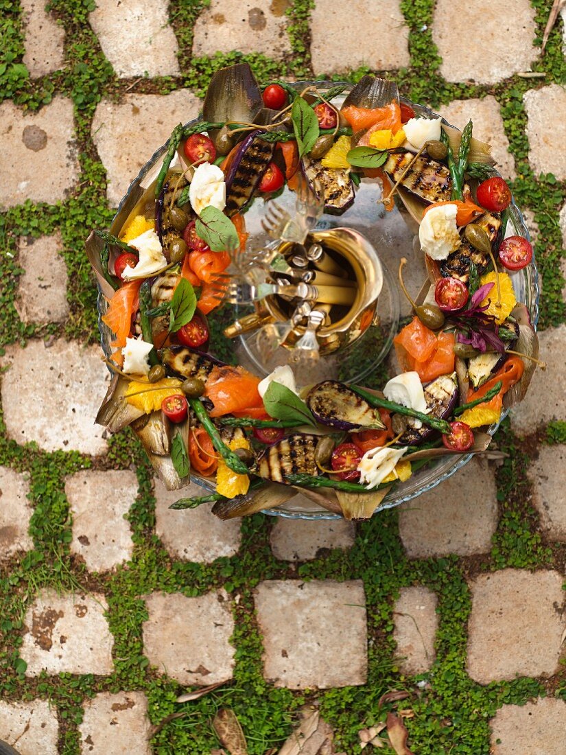 Salat mit gegrillten Auberginen, Mozzarella, Räucherlachs, Artischocken, Tomaten und grünem Spargel