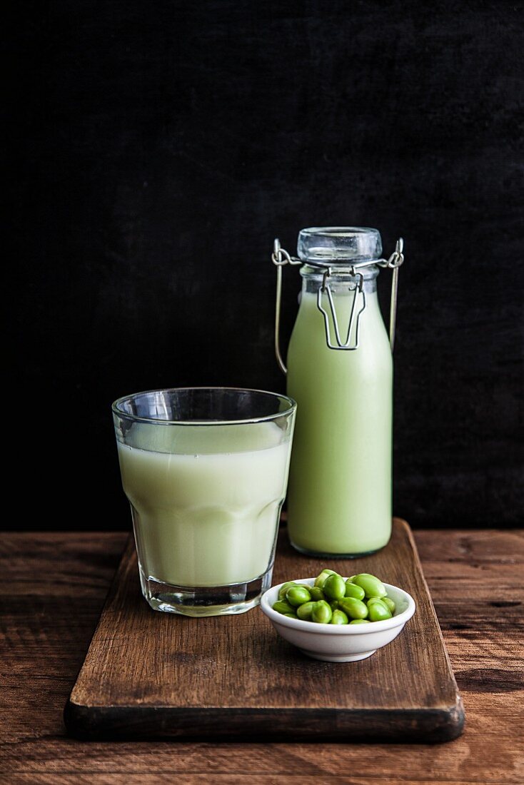 Edamame-Milch und grüne Smoothie