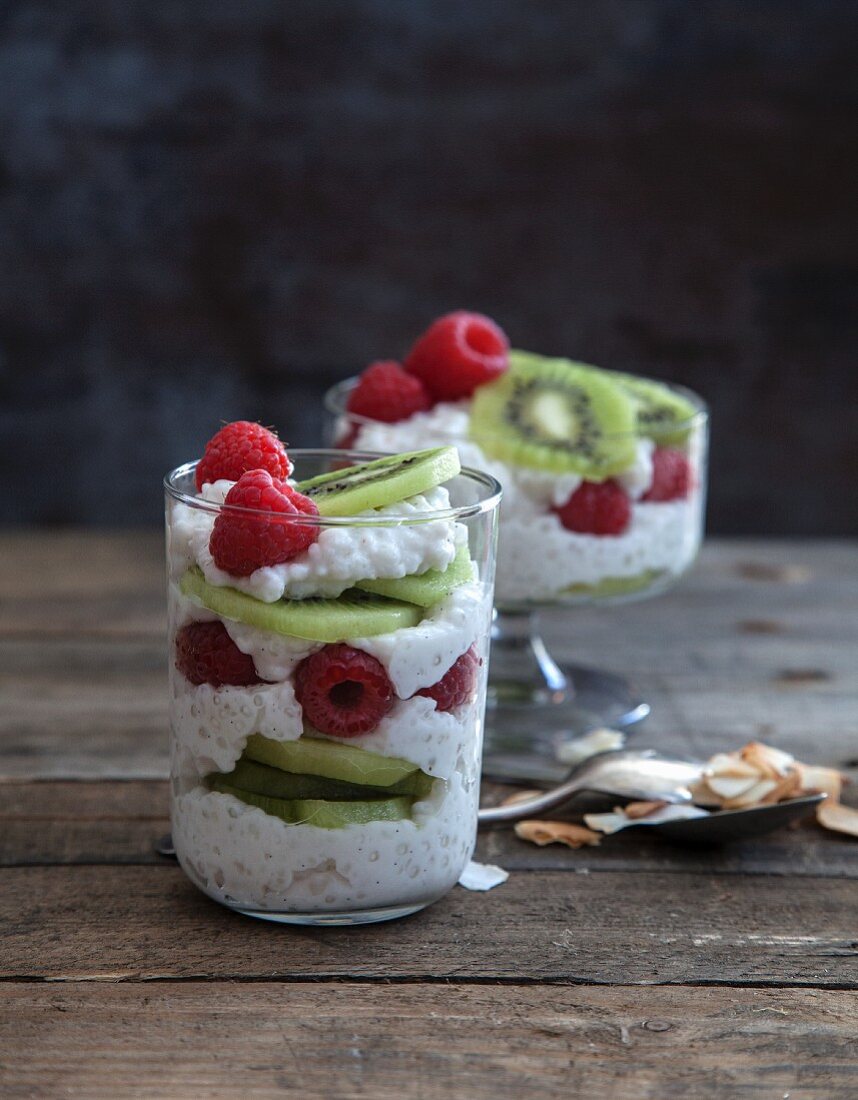 Kokos-Tapioka geschichtet mit Kiwi und Himbeeren