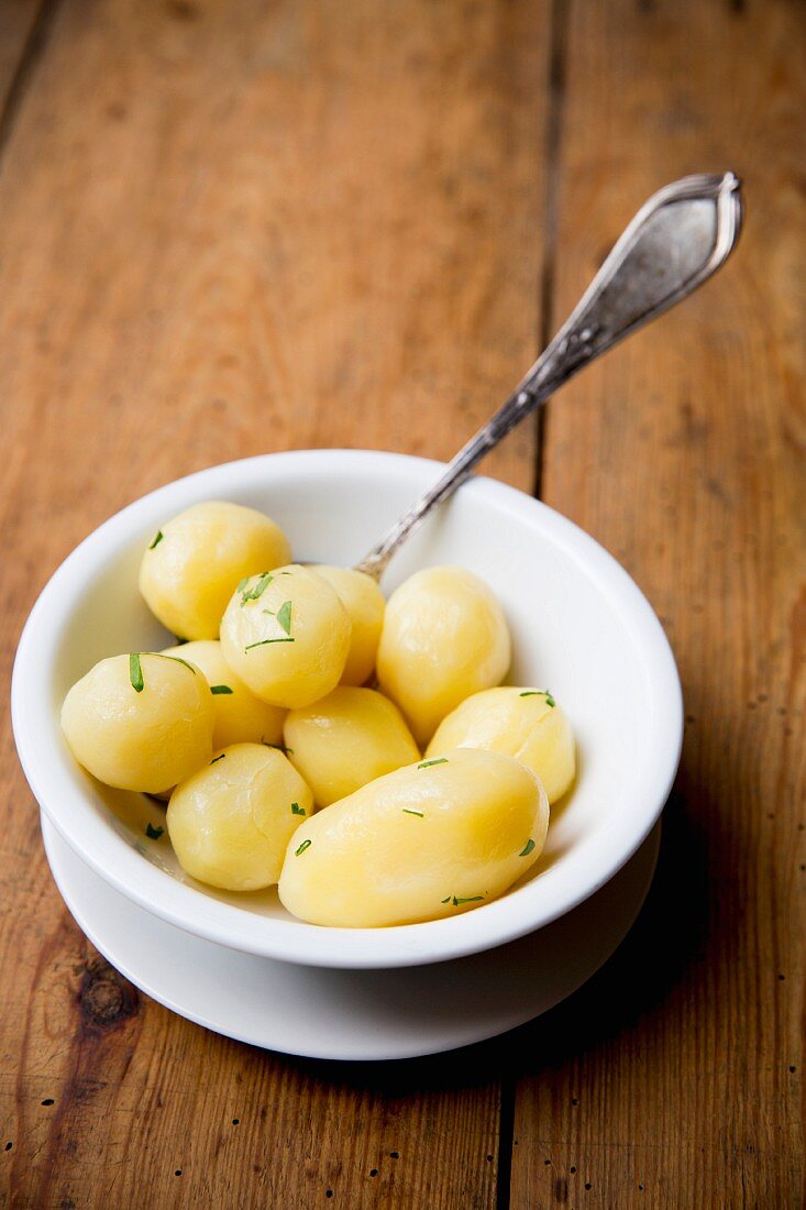 Salted potatoes with herbs