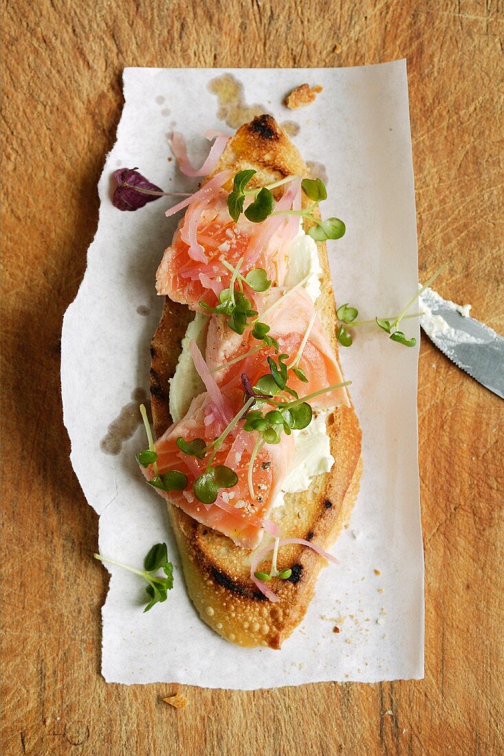 Crostini with wasabi cream cheese, salmon and pickled ginger