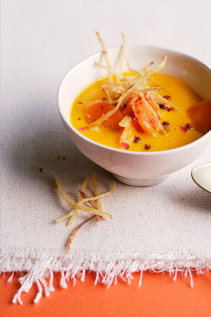 Karotten-Ingwer-Suppe mit Ingwerstroh