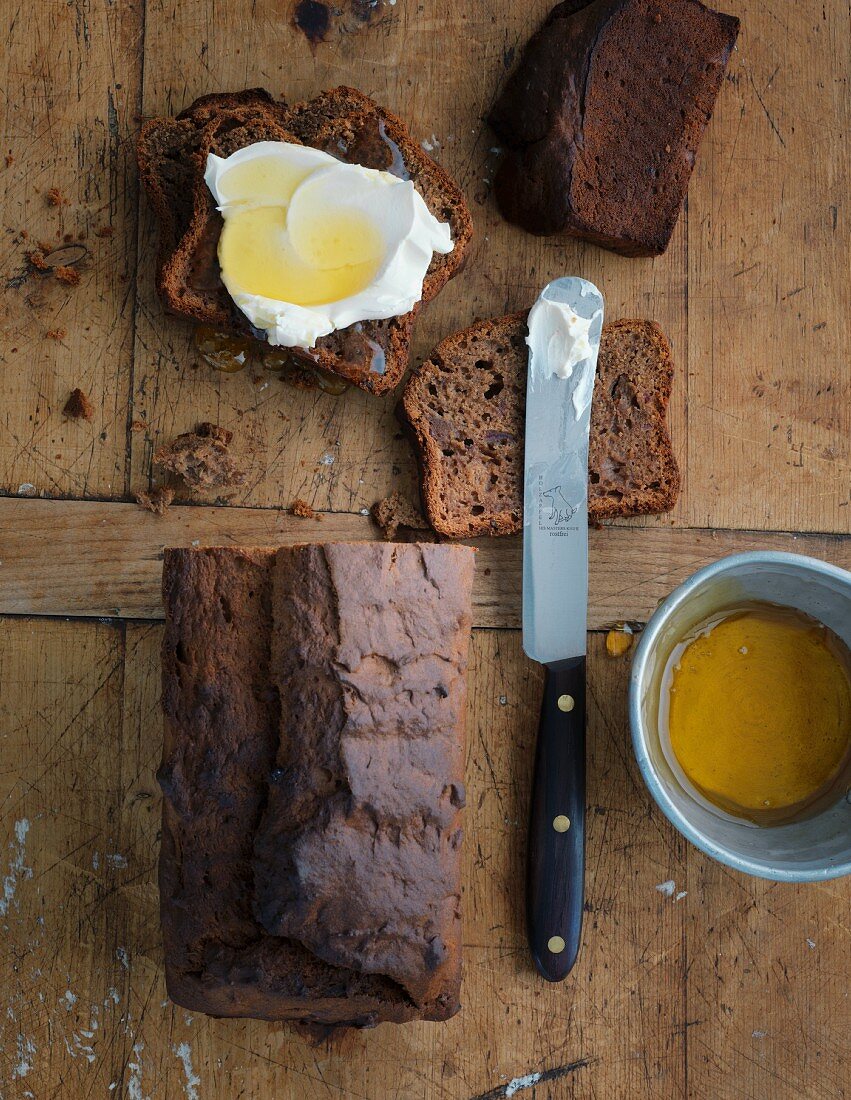 Fruity banana bread with creamy quark and honey